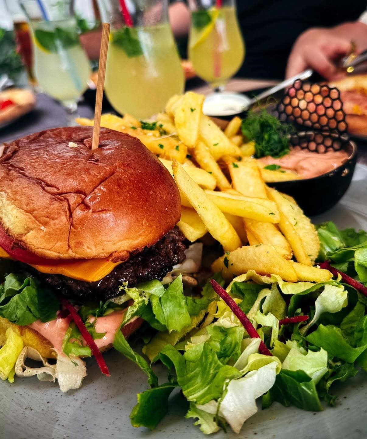 Hamburger Angus cu cartofi prăjiți