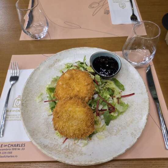 Camembert pane cu dulceaţă de afine