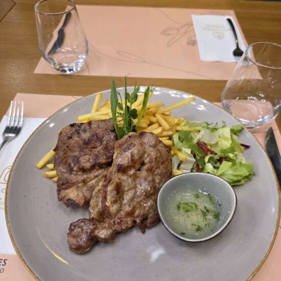 Ceafă de porc cu cartofi pai și sos chimichurri