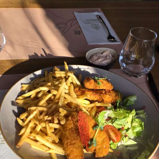 Crispy de pui cu cartofi pai și sosul casei