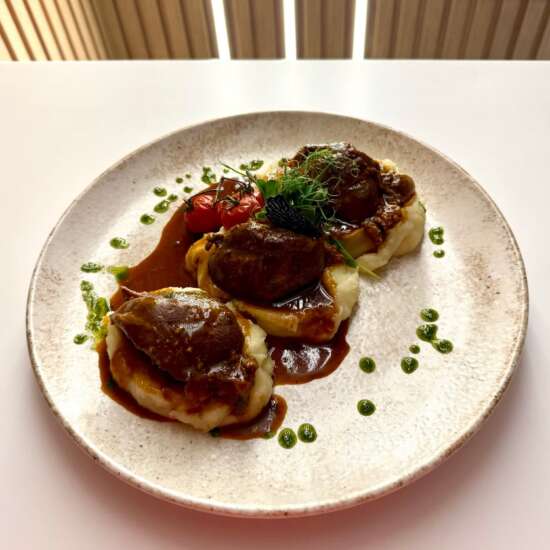 Obrăjori de porc cu spumă de cartofi și sos brun