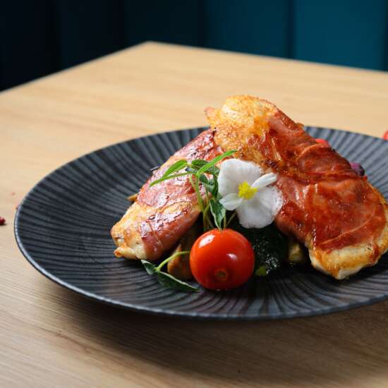 Piept de pui cu prosciutto crudo și legume crocante