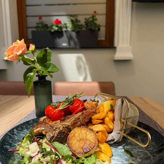 Steak din ceafă de porc cu slănină și cartofi wedges