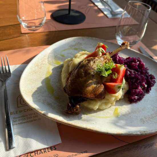 Pulpă de raţă confiată pe pat de varză roșie cu mere și spumă de cartofi