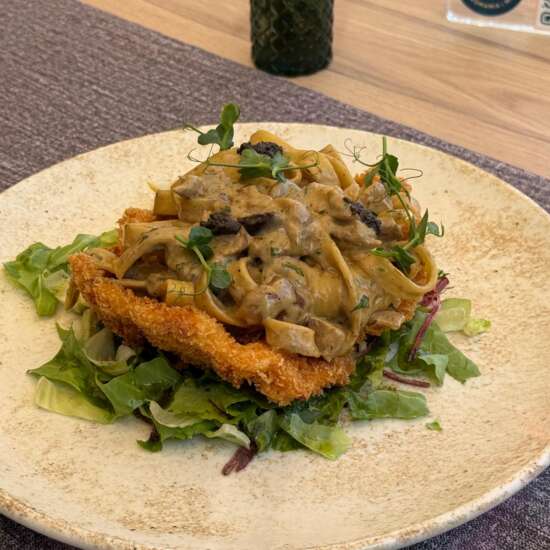 Tagliatelle e Funghi pe pat de snitel